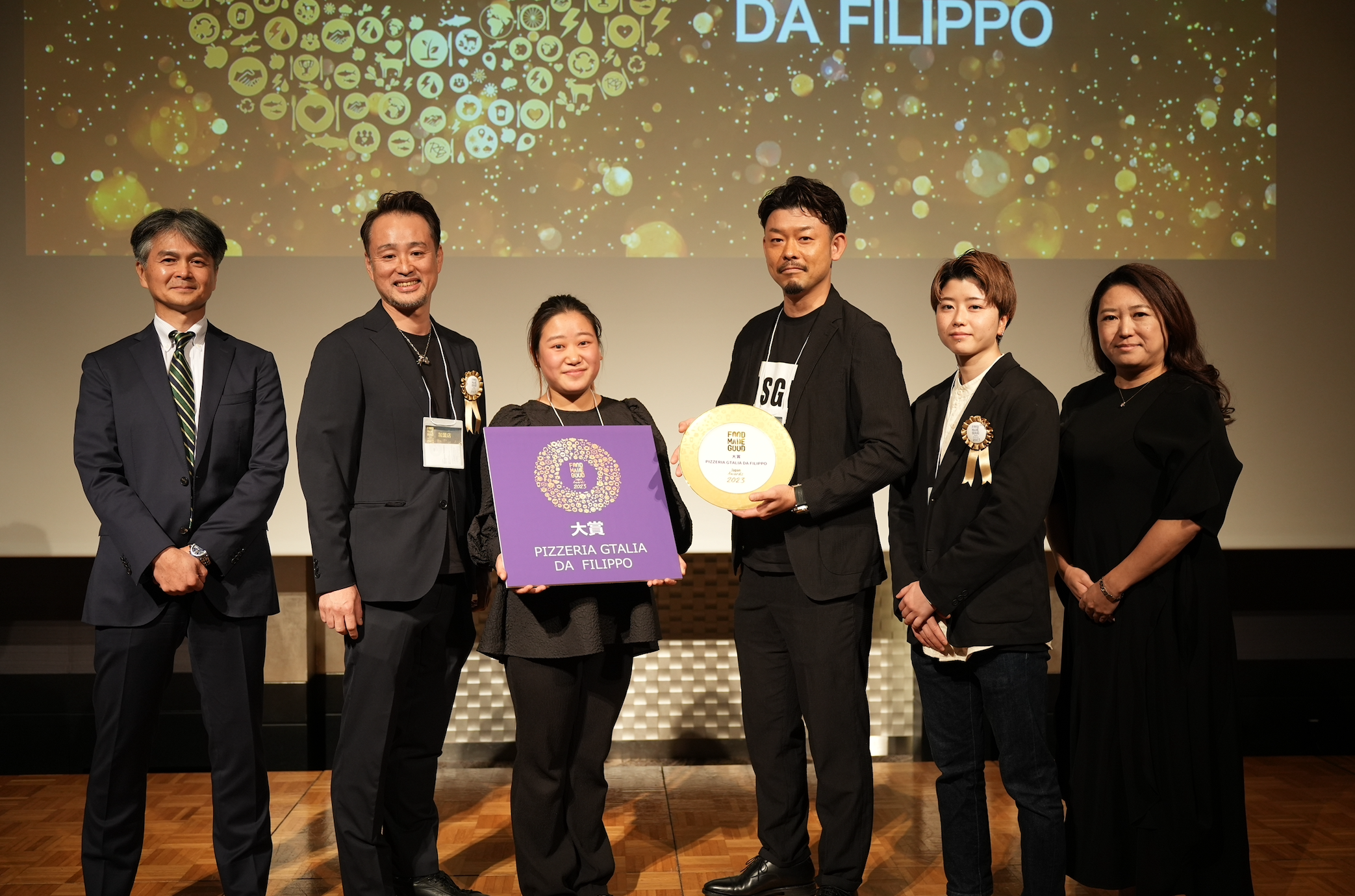 SRA Japan awarding the team from Pizzeria Gtalia da Filippo