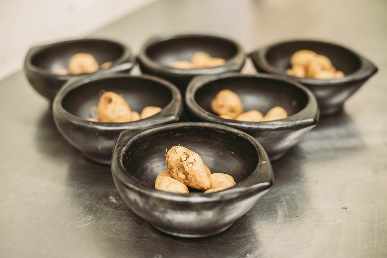 Lerén in black bowls at Chef's Garden restaurant in Puerto Rico
