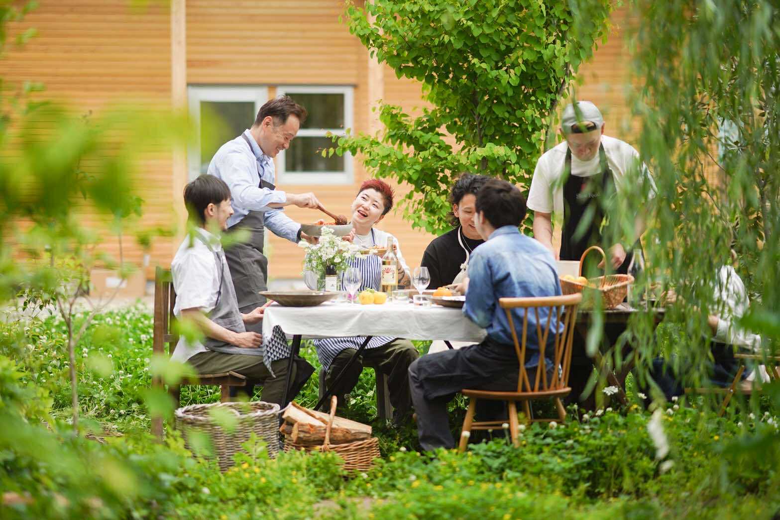 Pizzeria Gtalia Da Filippo employees in garden eating staff meal
