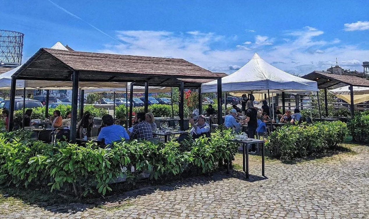 People eating outdoors on a sunny day